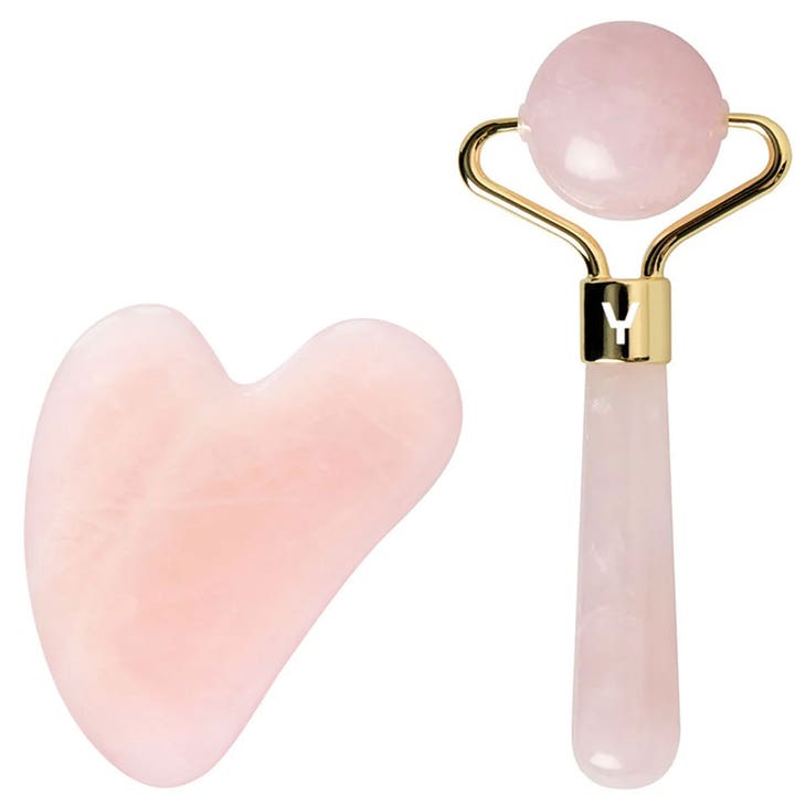 Youtime Rose Quartz Roller og Gua Sha 2 deler gir ansiktsmassasje i rosa kvarts med detaljer i gull.