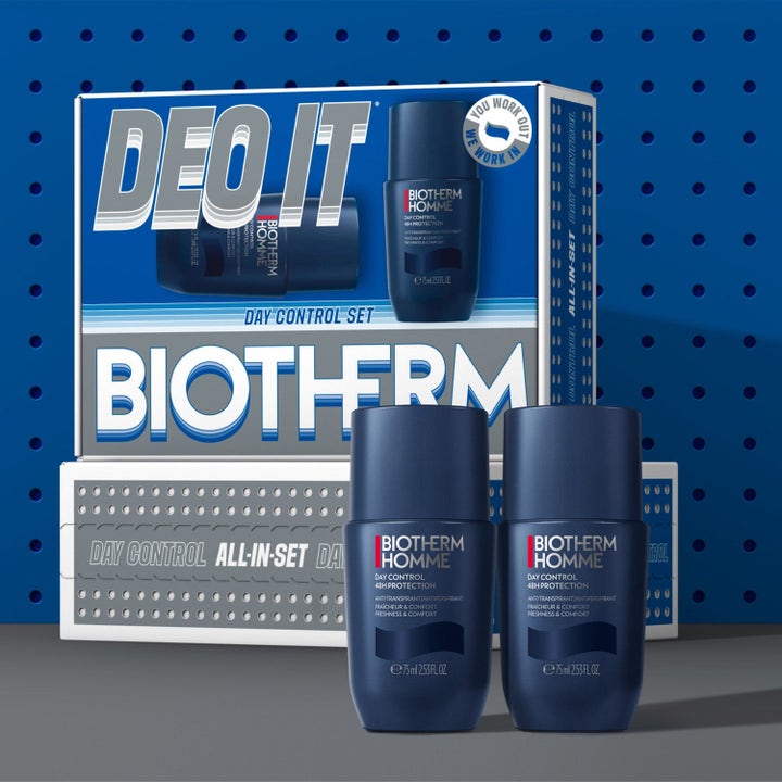 Biotherm Deo Day Control 48H Set 4x75 ml herredeo som gir beskyttelse i mørkeblå flasker foran gaveeske.