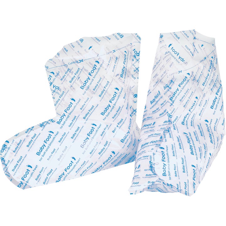 Baby Foot Foot Mask 2 x 30 ml gir myke føtter med to hvite plastsokker dekorert med blå Baby Foot-logo.