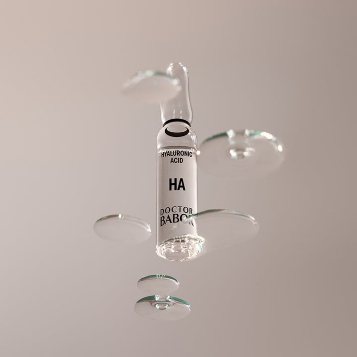 Babor DOC 10D Hyaluronic Acid Ampoule Serum 14 ml som gir fukt svevende blant klare vanndråper