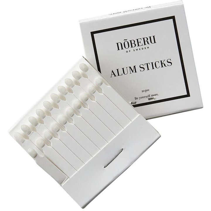 Nõberu Alum Sticks 20 stk blodstoppende stifter for barbering i hvit papirmappe med synlige hvite behandlingsstifter.