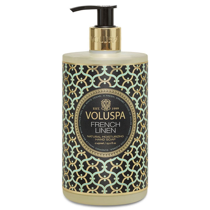 Voluspa French Linen 450 ml fuktighetsgivende håndsåpe i dekorativ flaske med svart og gullmønster og gullpumpe