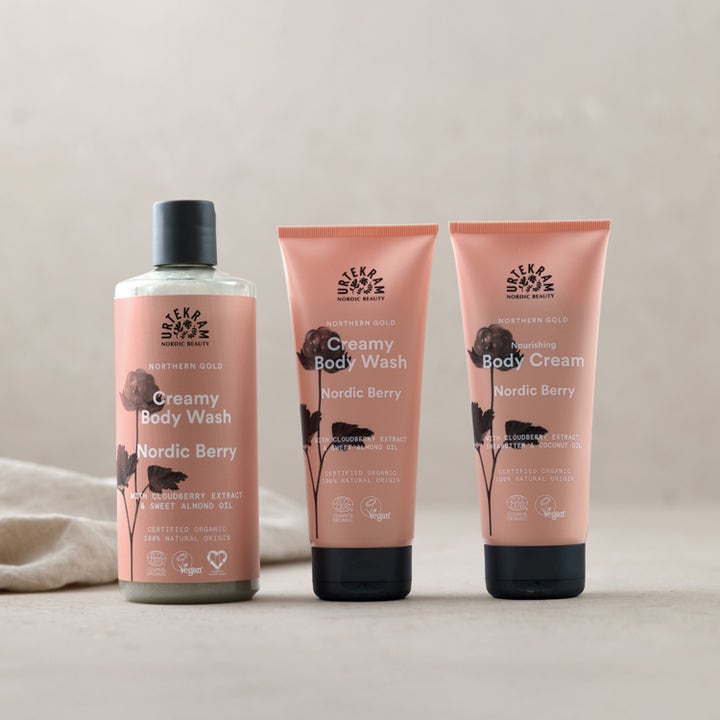 Urtekram Nordic Berry Body Cream 200 ml nærende kroppskrem i rosa tube ved siden av matchende kroppsvask