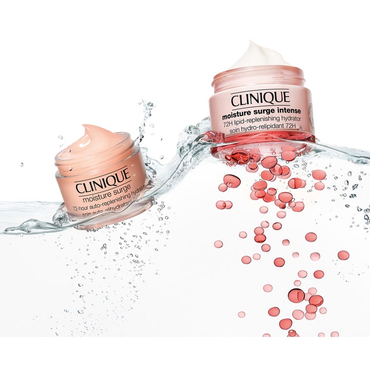 Clinique Moisture Surge Intense 50 ml fuktighetsgivende ansiktskrem i rosa krukke flytende i vann med rosa lipid-dråper