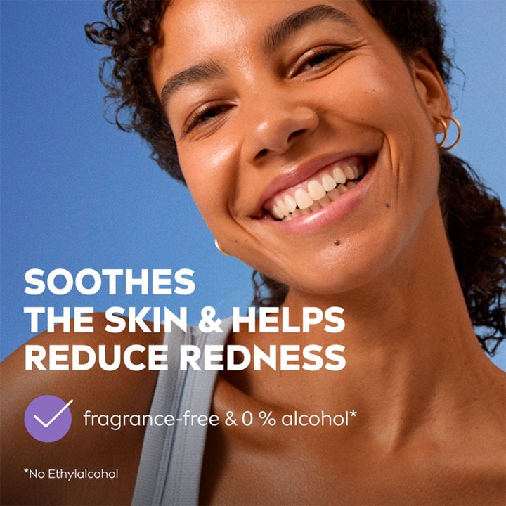 NIVEA Sensitive Cleansing Wipes 25 stk parfymefri ansiktsrens som beroliger hud og reduserer rødhet på smilende kvinne