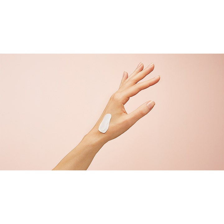 NIVEA Cellular Filler Elasticity Reshape Day Cream 50 ml gir fasthet med en hvit kremtekstur på en hånd