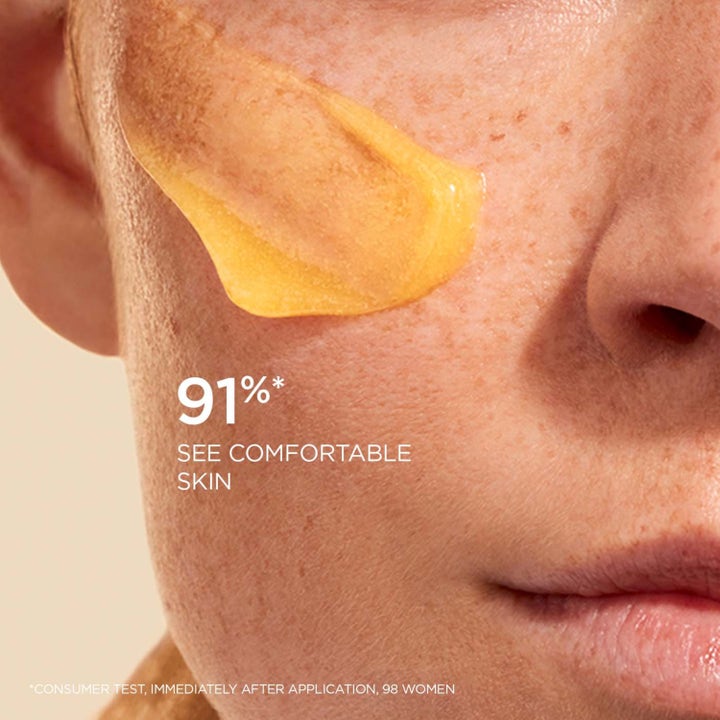 Clarins Comfort Scrub Nourishing Oil Scrub 50 ml ansiktsskrubb med gul oljetekstur og tekst 91% see comfortable skin.