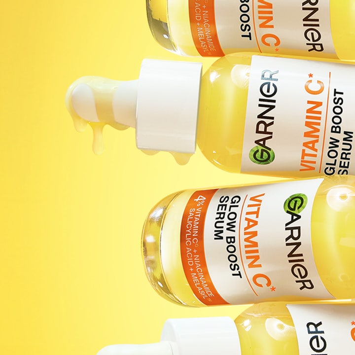 Garnier SkinActive Vitamin C Glow Boost Serum 30ml glødgivende hudserum vist i trinnene drop apply og brighten