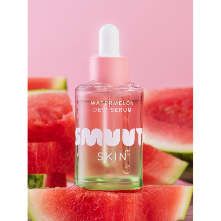 Smuuti Skin Watermelon Dew Serum 30 ml fuktighetsgivende serum i glassflaske omgitt av friske vannmelonbiter