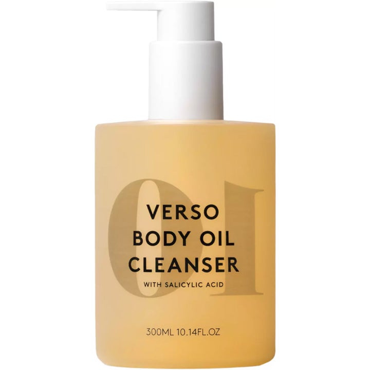Verso Body Oil Cleanser 300 ml eksfolierende kroppsrens med salisylsyre i frostet flaske med hvit pumpe og gyllen olje