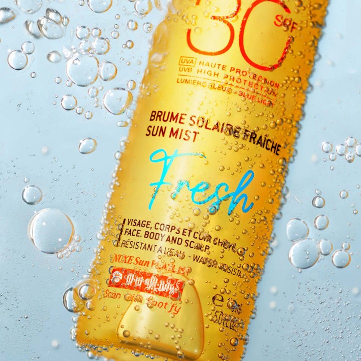 Nuxe Sun Mist Fresh SPF 30 150 ml solspray som gir beskyttelse i vann omgitt av forfriskende vannbobler