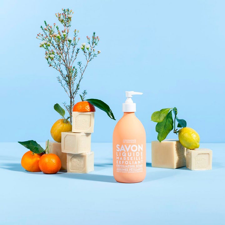 Compagnie de Provence Exfoliating Liquid Marseille Soap 495 ml eksfolierende håndsåpe i ferskenfarget flaske med sitrus