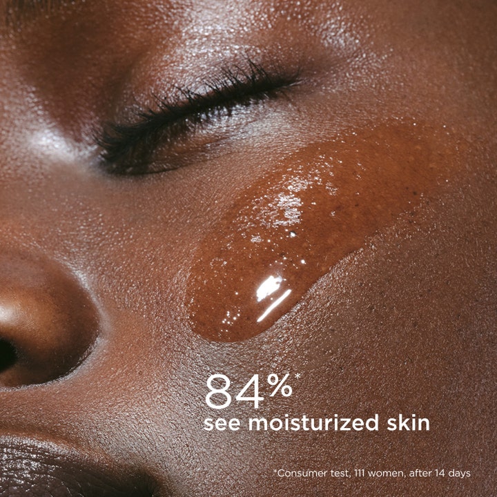 Clarins Hydrating Toning Lotion 200 ml toner påføres hud og gir fuktighet med en klar tekstur.