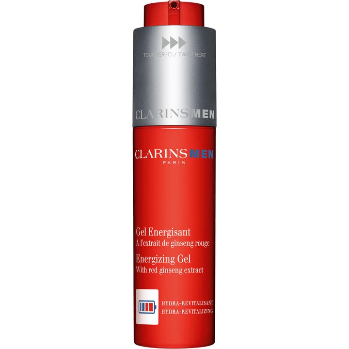 Clarins Men Energizing Gel med rød ginseng gir huden energi i en rød sylindrisk flaske med sølvfarget vridbar topp.