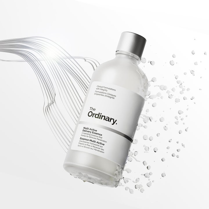 The Ordinary Multi-Active Delivery Essence 100 ml fuktighetsgivende essence i frostet glassflaske med friske vannsprut
