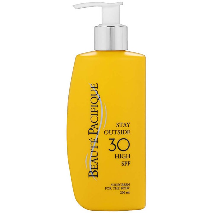Beauté Pacifique Stay Outside 200 ml solkrem for kropp SPF 30 i gul flaske med hvit pumpe og sølvdetalj