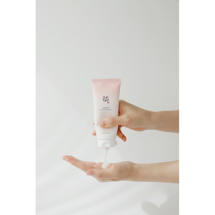Beauty of Joseon Apricot Blossom Peeling Gel 100 ml eksfoliering i hvit tube som klemmes ut i en håndflate