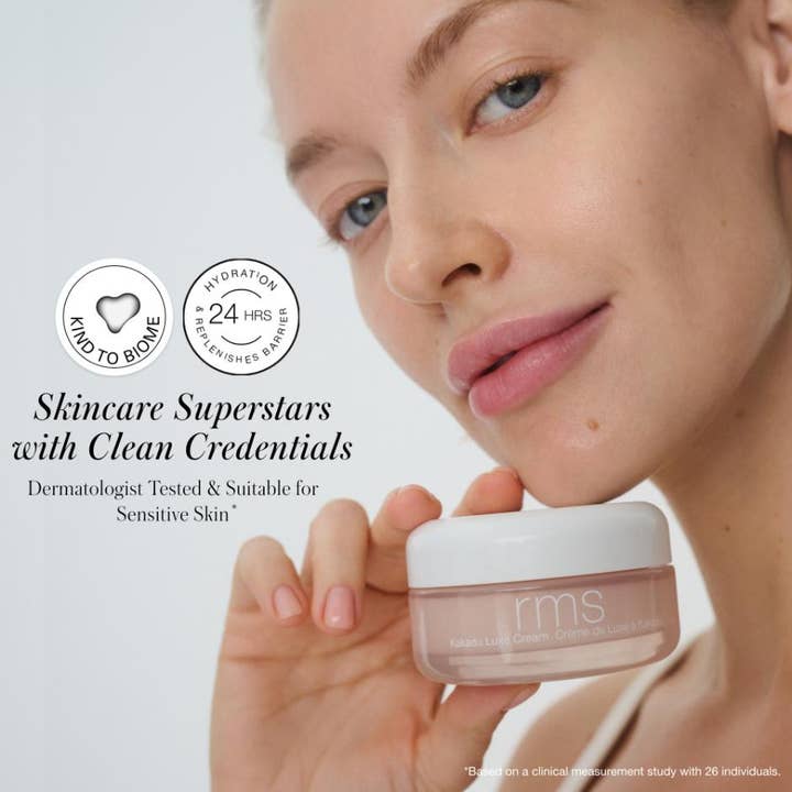 RMS Beauty Kakadu Luxe Cream 50 ml fuktighetsgivende ansiktskrem i glasskrukke holdt av kvinne med glødende hud
