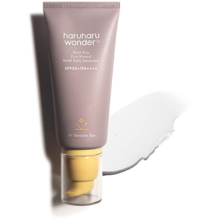 haruharu wonder Black Rice Pure Mineral Relief Daily Sunscreen 50 ml solkrem i lilla tube med hvit kremtekstur