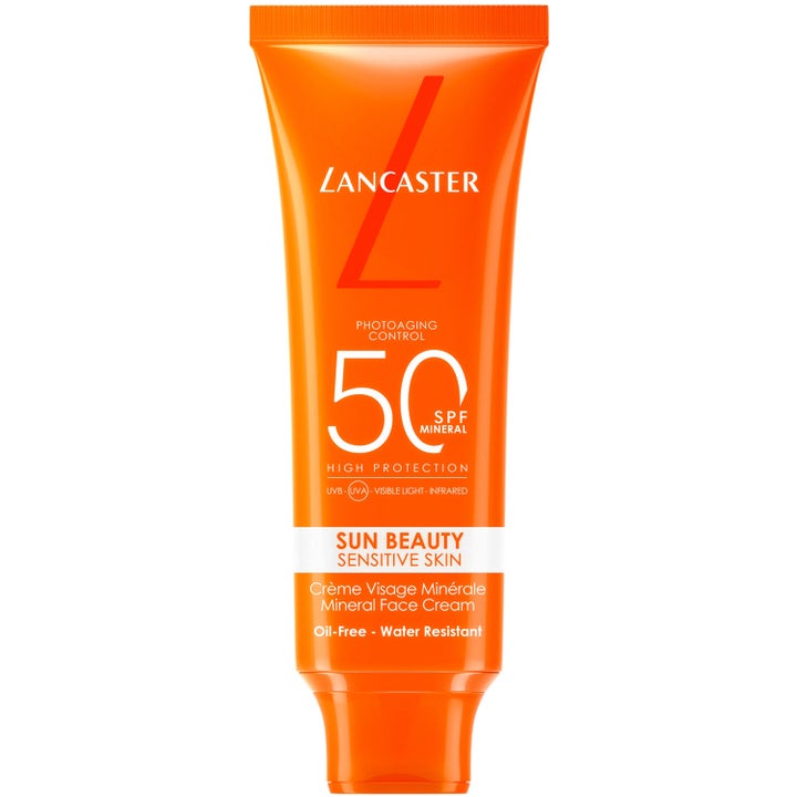 Lancaster Sun Beauty Sensitive Skin SPF 50 mineral solkrem mot aldringstegn i en oransje plasttube med hvit dekor.