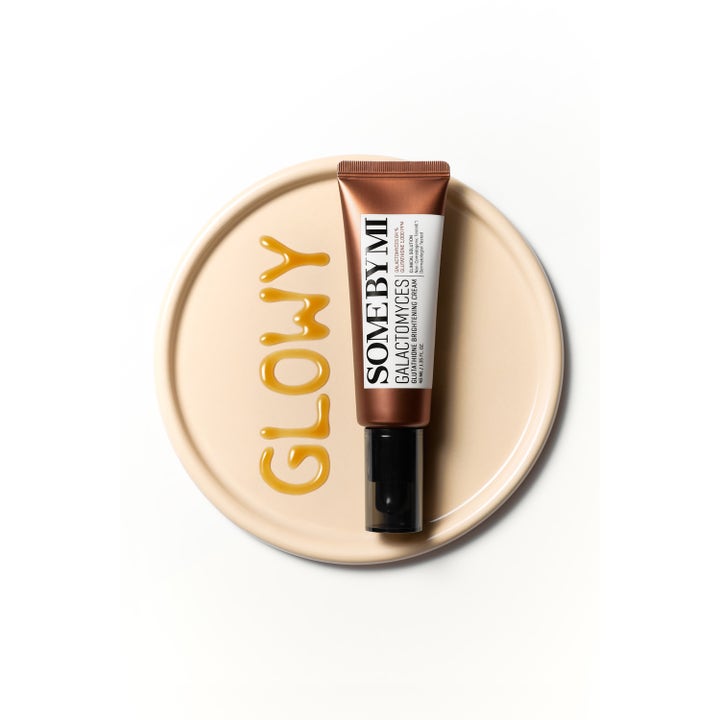 Some By Mi Galactomyces Glutathione Brightening Cream 40 ml glødgivende ansiktskrem ved ordet GLOWY i gyllen gel.
