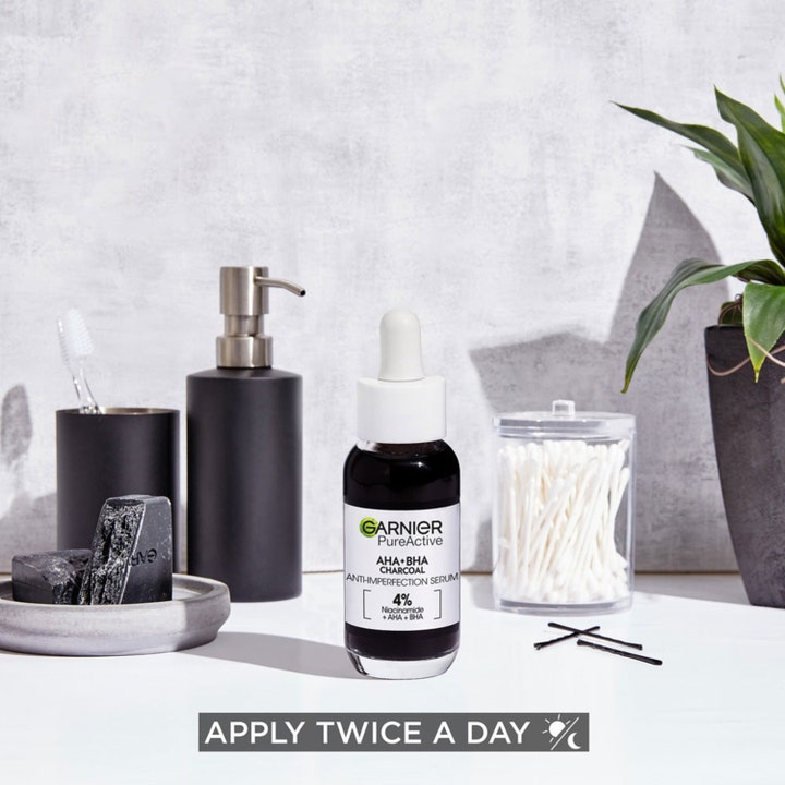 Garnier SkinActive PureActive Blemish Black Out Serum 30 ml mot urenheter i glassflaske med pipette i baderomsmiljø