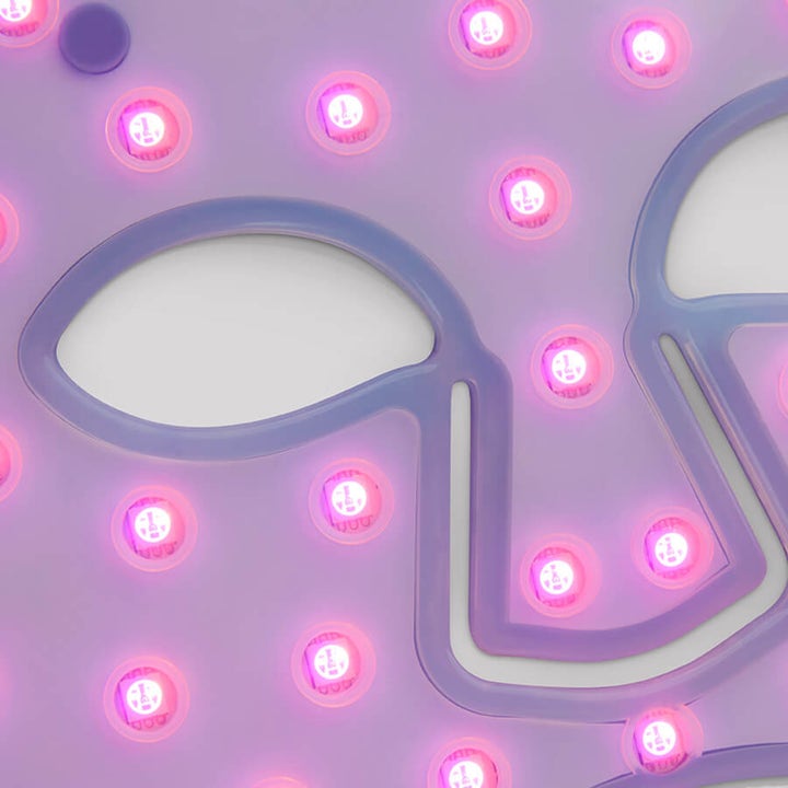 Currentbody Skin Anti-Blemish LED Face Mask lilla lysterapi mot urenheter med nærbilde av rosa lysdioder.
