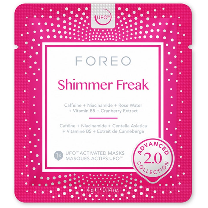 FOREO Shimmer Freak 2.0 ansiktsmaske med koffein i rosa sachet som gir glød og reduserer mørke ringer.