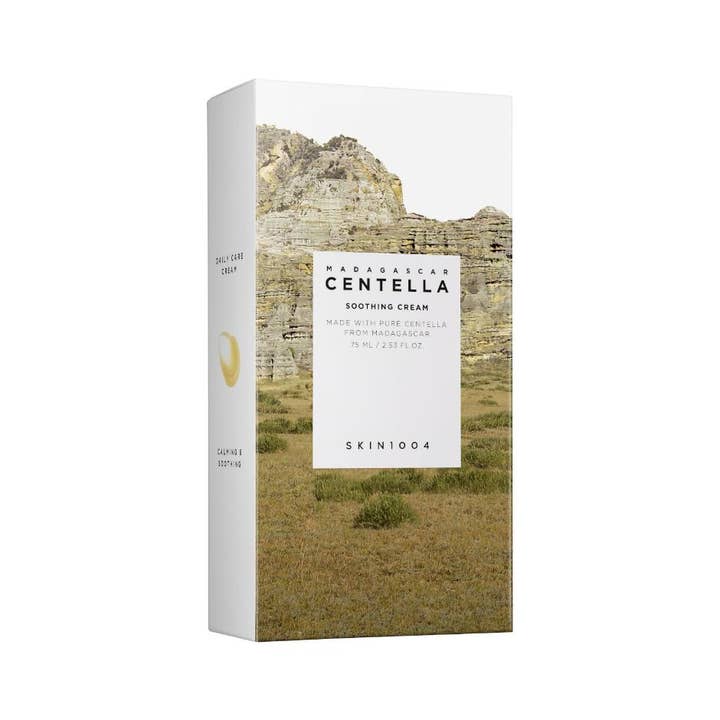 SKIN1004 Madagascar Centella Soothing Cream 75 ml beroligende ansiktskrem i hvit eske med landskapsmotiv