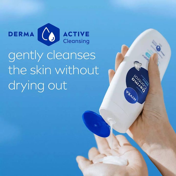 NIVEA Derma Control Defend Shower 250 ml skånsom dusjsåpe helles fra hvit flaske og renser huden uten å tørke ut