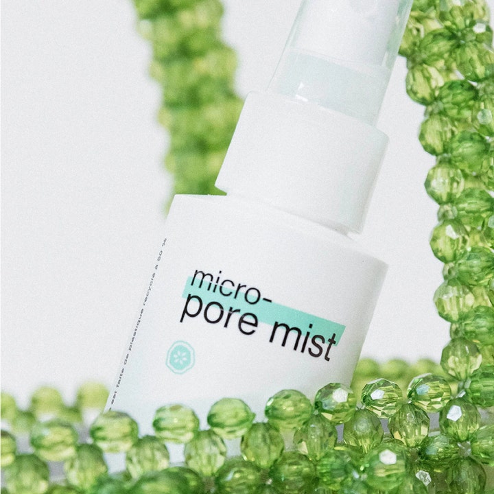 Dermalogica Clear Start Micro-Pore Mist 118 ml poresammentrekkende ansiktsmist i hvit sprayflaske med grønne krystallperler
