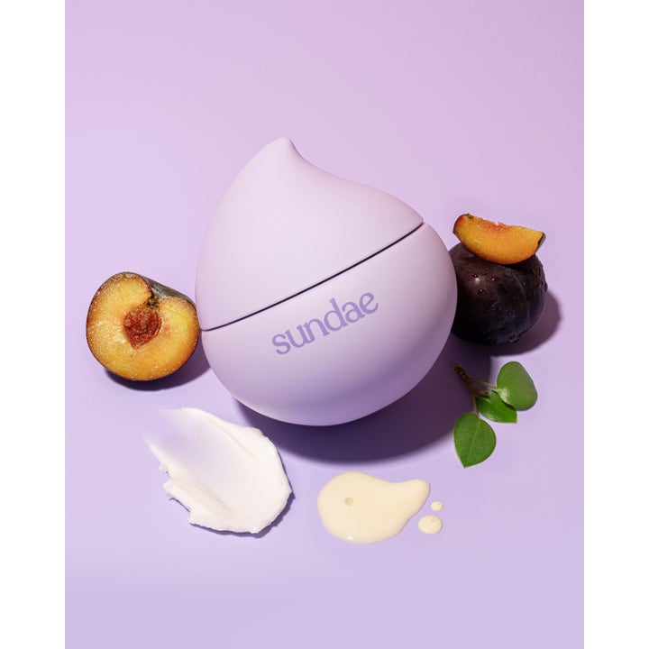 Sundae Whipped Body Moisturiser Perky Plum 220 ml fuktighetsgivende kroppskrem i lilla dråpeformet krukke med plommer