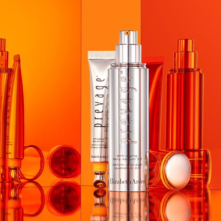 Elizabeth Arden Prevage Progressive Renewal Treatment 40 ml fornyende serum i sølvflasker mot oransje bakgrunn