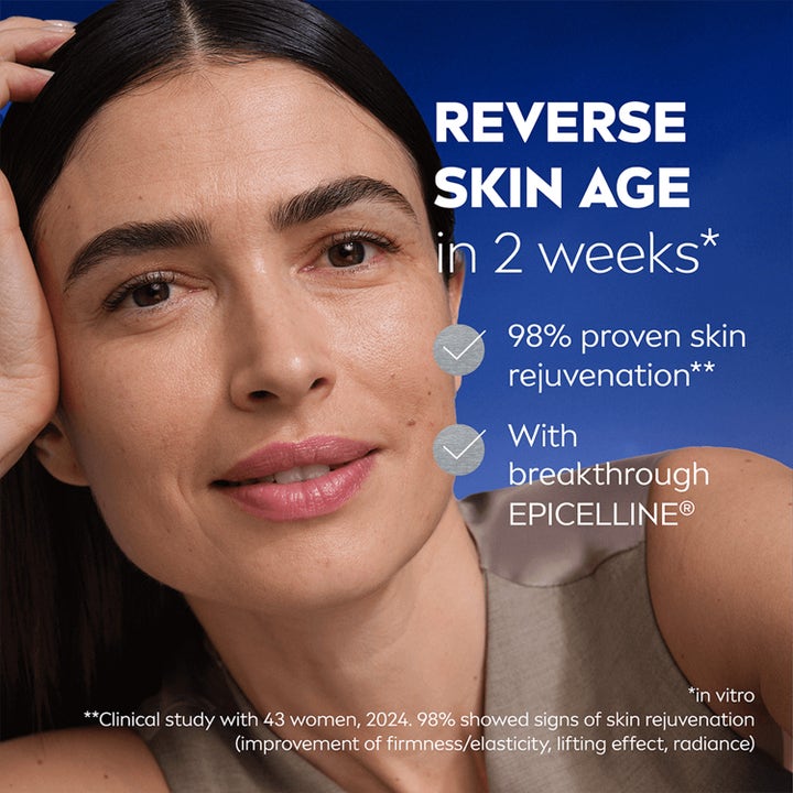 NIVEA Cellular Epigenetics Age Rewind Epicelline 30 ml serum forynger huden vist på kvinne med Reverse Skin Age tekst