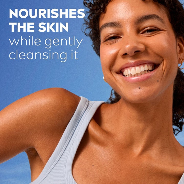 NIVEA Cleansing Cream Caring 150 ml ansiktsrens som pleier og renser huden vist med en smilende kvinne