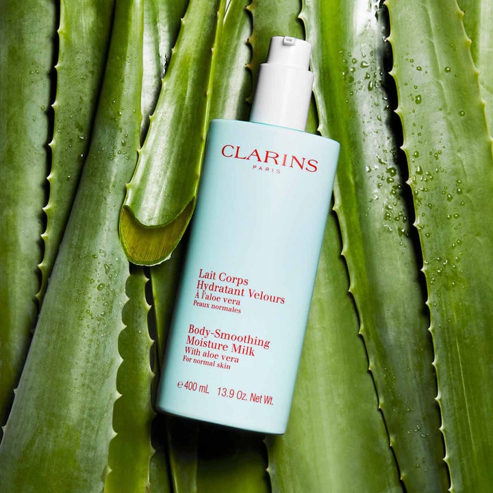 Clarins Hydrating Body-Smoothing Moisture Milk 400 ml fuktighetsgivende body lotion på grønne aloe vera-blader