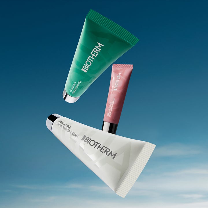 Biotherm Aquasource Hydra Barrier Cream 30 ml dagkrem i hvit tube svevende mot blå himmel med grønn og rosa tube