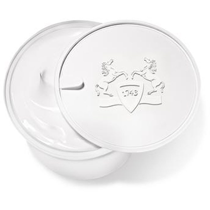 Parfums de Marly Delina Body Cream 200ml fuktighetsgivende kroppskrem i hvit krukke med preget logo og fyldig tekstur