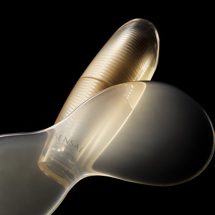 Sensai Ultimate The Concentrate N Refill 30 ml serum gir glød med en gyllen gjennomsiktig tekstur og rillet mønster.