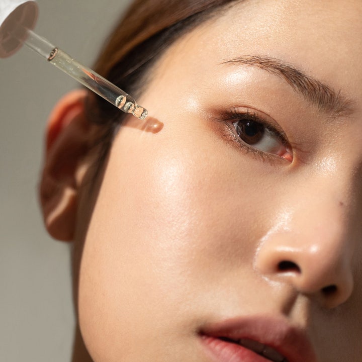 haruharu wonder Black Rice Hyaluronic Botanical 2GF Ampoule 30 ml serum påføres huden med pipette