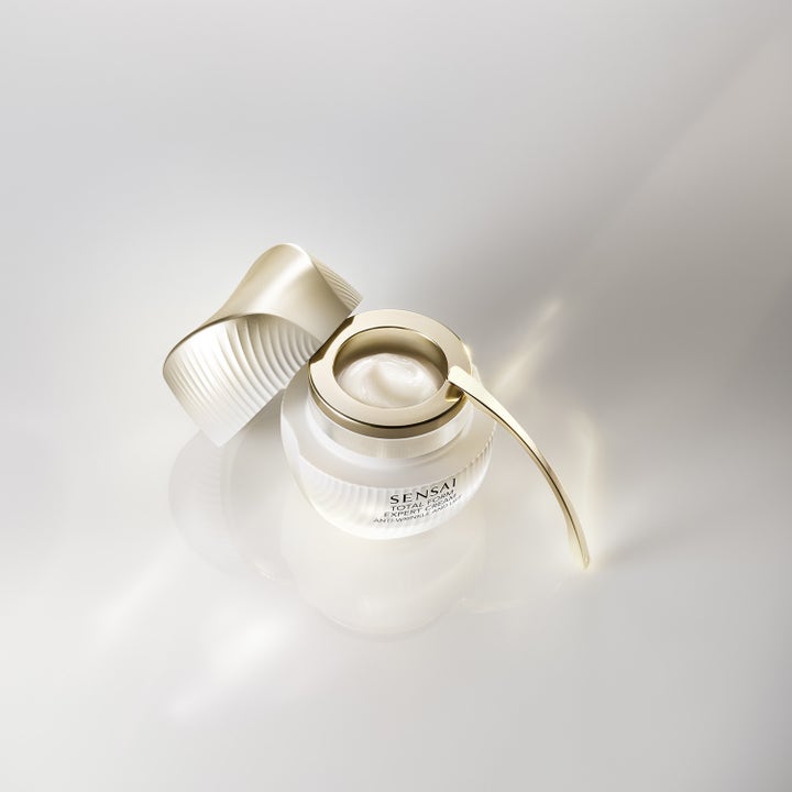 Sensai Total Form Expert Cream 50 ml ansiktskrem i hvit krukke med fyldig tekstur og gyllen spatel