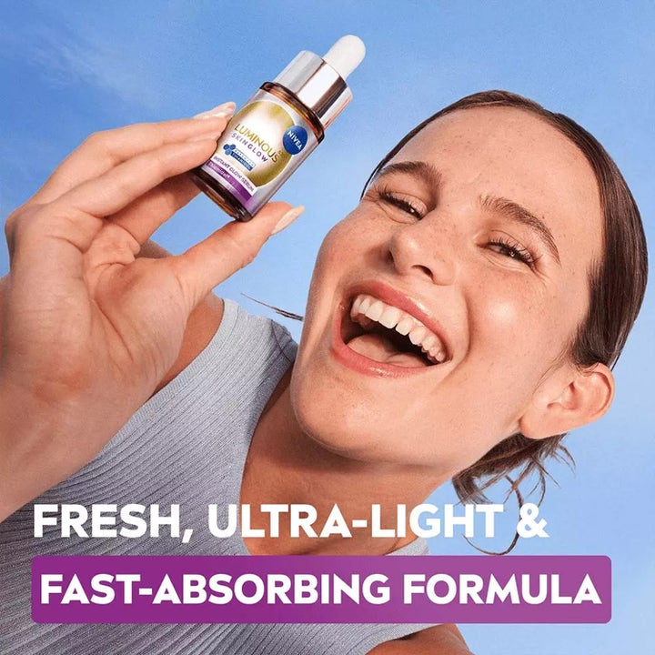 NIVEA Luminous630 Skin Glow Instant Glow 15 ml serum gir glød vist av en smilende kvinne med glassflaske.