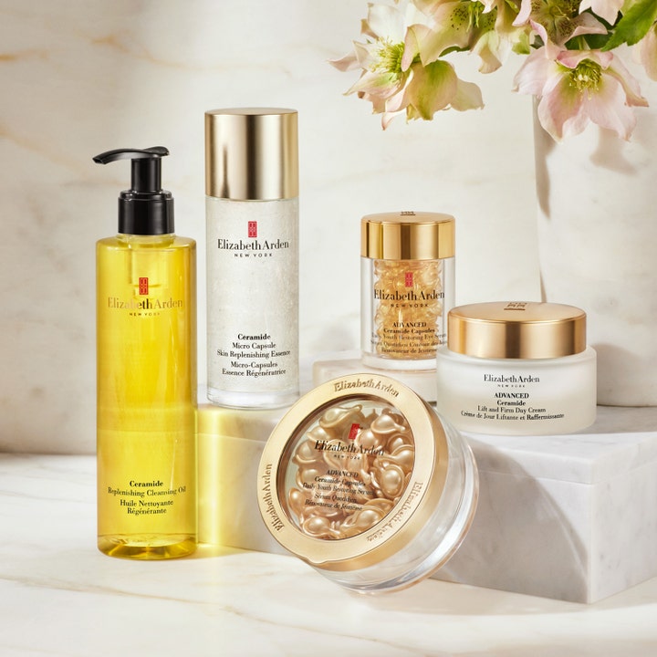 Elizabeth Arden Replenishing Cleansing Oil 200 ml renseolje i gul pumpeflaske med andre hudpleieprodukter