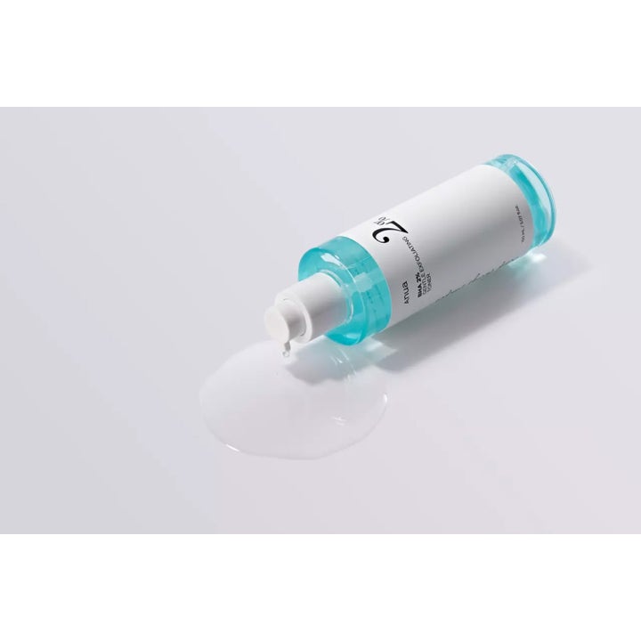 Anua BHA 2% Gentle Exfoliating Toner 150 ml eksfolierende toner i blå flaske med flytende tekstur