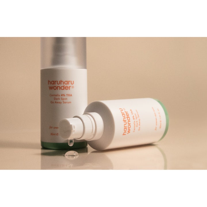 haruharu wonder Centella 4% TXA Dark Spot Go Away Serum 30 ml serum mot mørke flekker med klar dråpe fra hvit pumpeflaske