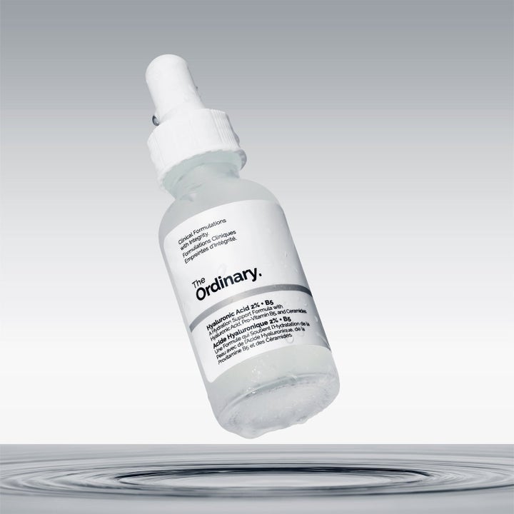 The Ordinary Hyaluronic Acid 2% + B5 fuktgivende serum i frostet glassflaske med hvit dråpeteller over vannripler