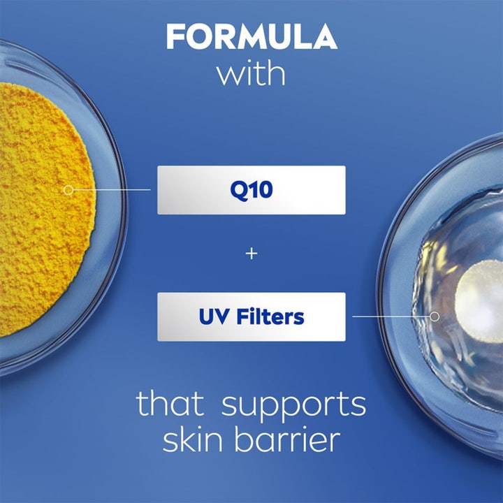 NIVEA Q10 Hand Cream 100 ml med UV-filtre viser ingredienser som gult Q10-pulver og pleiende væske i petriskåler.