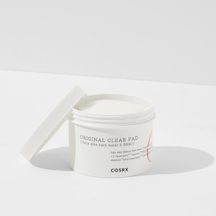 COSRX One Step Original Clear Pad 70 stk eksfolierende ansiktspads med BHA i hvit krukke med synlige pads og løst lokk.