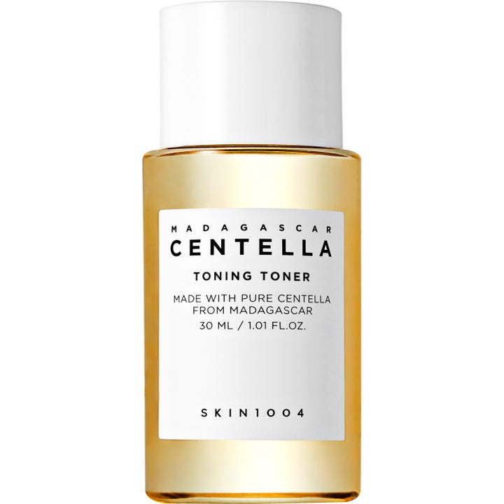 SKIN1004 Madagascar Centella Toning Toner 30 ml beroligende ansiktstoner i gjennomsiktig gul flaske med hvit kork