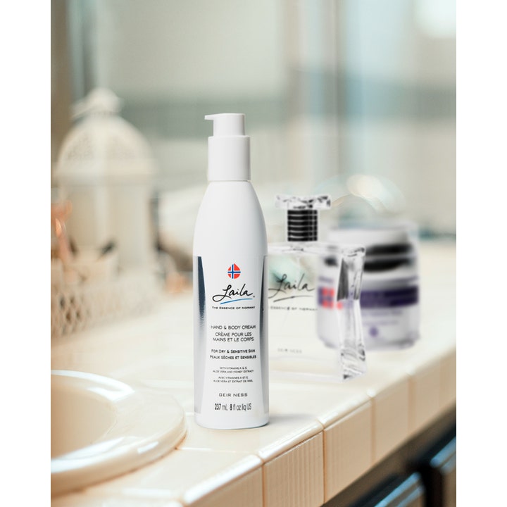 Geir Ness Laila Hand & Body Cream 237 ml fuktighetsgivende bodylotion i hvit pumpeflaske på baderomskanten.